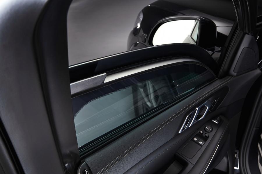 Детали интерьера BMW X5 Protection VR6 (G05) 2019 года  (фото 20 из 26)